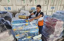 Gazze'de Birleşmiş Milletler Filistinli Mültecilere Yardım Kuruluşu (UNRWA) tarafından yapılan gıga yardımını alan Filistinli bir kadın
