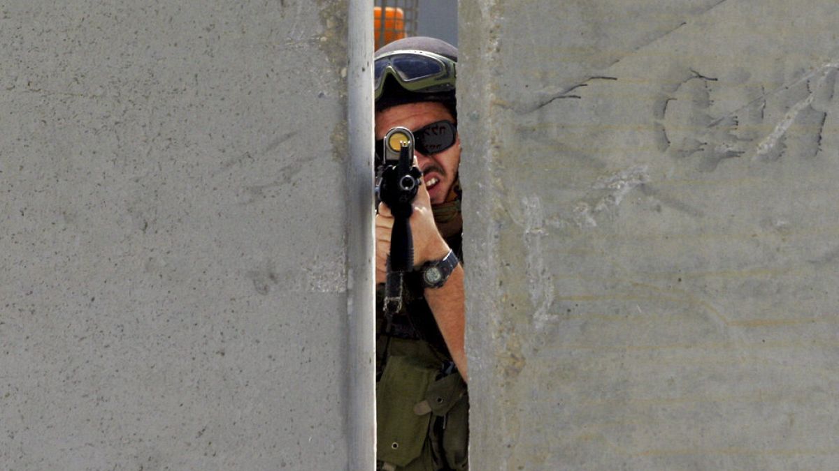 Mescid-i Aksa'ya gitmek isteyen Filistinlilerin Batı Şeria'dan geçmek için kullandığı Kalandiya sınır kapısında duran İsrailli bir asker 