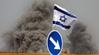 Флаг Израиля рядом с дорожным указателем на фоне взрывов