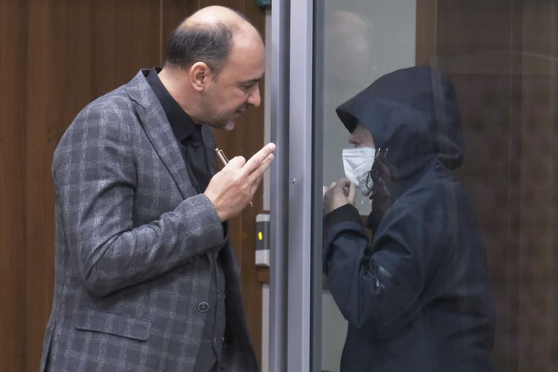 Alsu Kurmasheva parla col suo avvocato; Kazan, 23 ottobre 2023