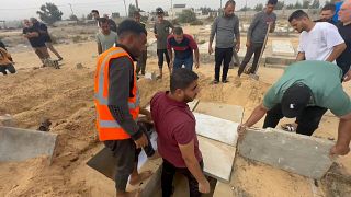 أطفال من عائلة الزناتي تم دفنهم  في قبر مؤقت في خان يونس، جنوب قطاع غزة، بعد أن قتلوا في غارة جوية. الإثنين 23 تشرين الأول/أكتوبر 2023