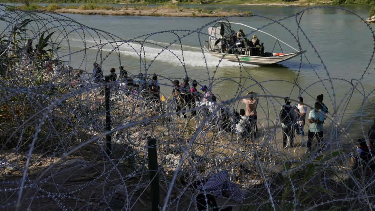 Imagen de inmigrantes que tratan de cruzar la frontera de manera ilegal y son detenidos por los agentes de Policía.