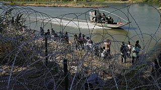 Imagen de inmigrantes que tratan de cruzar la frontera de manera ilegal y son detenidos por los agentes de Policía.