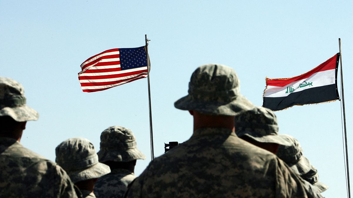 الأعلام الأمريكية والعراقية خلال حفل تسليم بالقرب من بلدة الحويجة شمال العراق، في 15 مايو 2011.