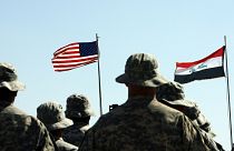 الأعلام الأمريكية والعراقية خلال حفل تسليم بالقرب من بلدة الحويجة شمال العراق، في 15 مايو 2011.
