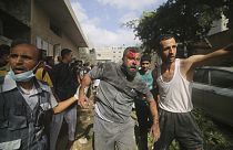 Des Palestiniens évacués des bâtiments touchés lors du bombardement israélien sur la bande de Gaza à Rafah, dimanche 22 octobre 2023.