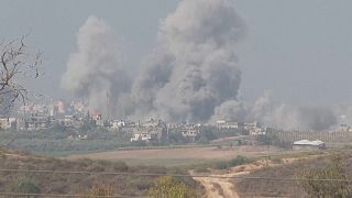 أعمدة دخان كثيفة في سماء شمال قطاع غزة، عقب غارات جوية إسرائيلية، اليوم الاثنين 23 تشرين الأول/أكتوبر 2023