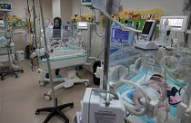 أطباء فلسطينيون يعالجون طفلًا مولودًا قبل الأوان في مستشفى الأقصى في دير البلح بقطاع غزة، الأحد 22 أكتوبر 2023.