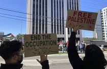 متظاهرون مؤيدون للفلسطينيين خارج القنصلية الإسرائيلية في أتلانتا