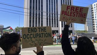 متظاهرون مؤيدون للفلسطينيين خارج القنصلية الإسرائيلية في أتلانتا
