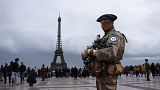 Ein französischer Soldat bewacht das Trocadero-Gelände vor dem Eiffelturm, da in Frankreich wegen Terrorismus höchste Alarmbereitschaft herrscht.