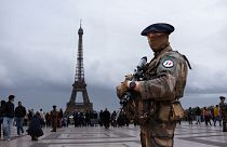 Un soldat français surveille le quartier du Trocadéro, devant la Tour Eiffel, alors que la France est en état d'alerte terroriste.