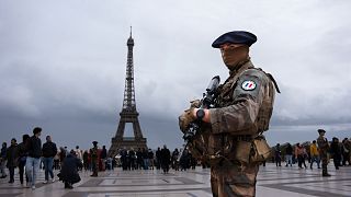 Un soldato francese sorveglia l'area del Trocadero, di fronte alla Torre Eiffel, mentre la Francia è in stato di massima allerta per il terrorismo.