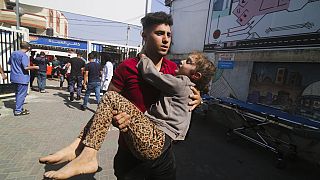 Palestinos heridos en los bombardeos israelíes sobre la Franja de Gaza son trasladados a un hospital de Rafah el lunes 23 de octubre de 2023.