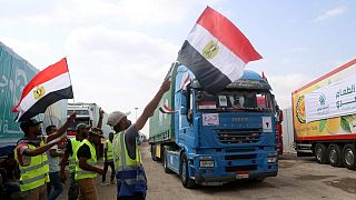 Camiões de ajuda humanitária celebrados à saída do Egito rumo à Faixa de Gaza