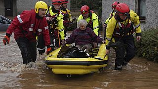 يساعد أعضاء خدمات الطوارئ السكان المحليين على الوصول إلى بر الأمان بينما تضرب العاصفة بابت البلاد في بريشين، اسكتلندا، الجمعة 20 أكتوبر 2023.