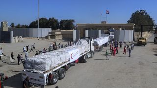 شاحنات الهلال الأحمر المصري تحمل مساعدات إنسانية لقطاع غزة تعبر بوابة رفح الحدودية
