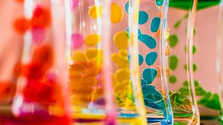  Лавата лампа, емблематично произведение на английския дизайн и обществени трендове, чества своя 60-ти рожден ден. 