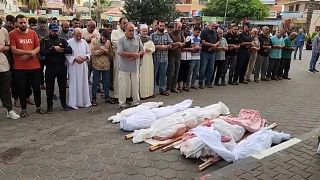 فلسطينيون يؤدون صلاة الجنازة على جثث أفراد عائلة غزاوية استشهدوا جراء الغارات الجوية الإسرائيليةوسط قطاع غزة.23 أكتوبر/تشرين الأول 2023