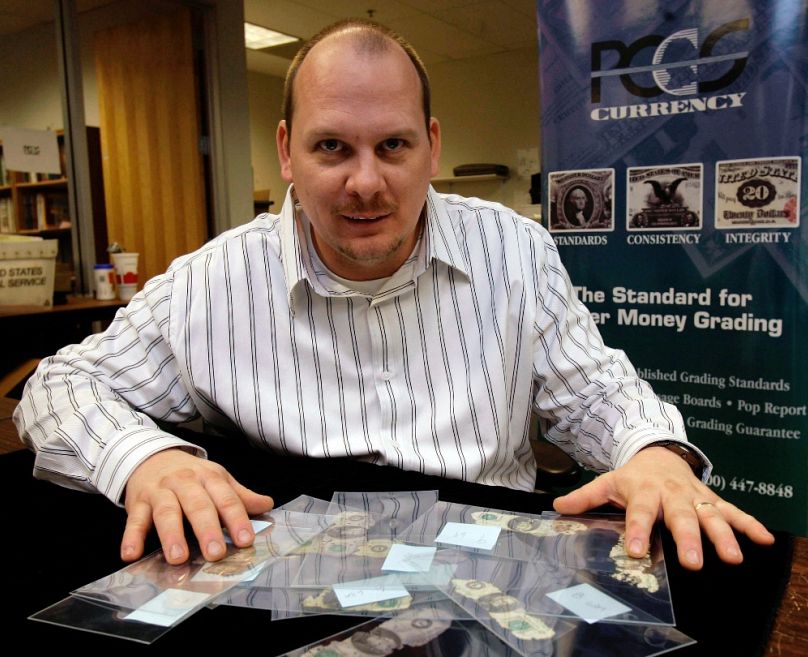 Brian Ingram néhány megtalált bankjeggyel az aukció előtt, 2008-ban