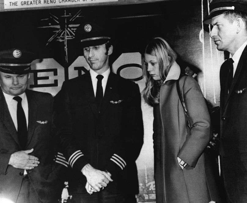 Ők négyen maradtak az eltérített gépen: William Scott kapitány, Robert Rataczak első tiszt, Tina Mucklow légiutas-kísérő Harold Anderson fedélzeti mérnök