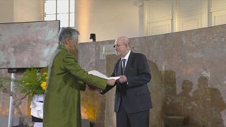 سلمان رشدی در حال دریافت جایزه صلح اتحادیه ناشران و کتاب‌فروشان آلمان در فرانکفورت