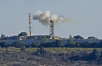 دخان يتصاعد من داخل موقع للجيش الإسرائيلي قصفه مقاتلو حزب الله