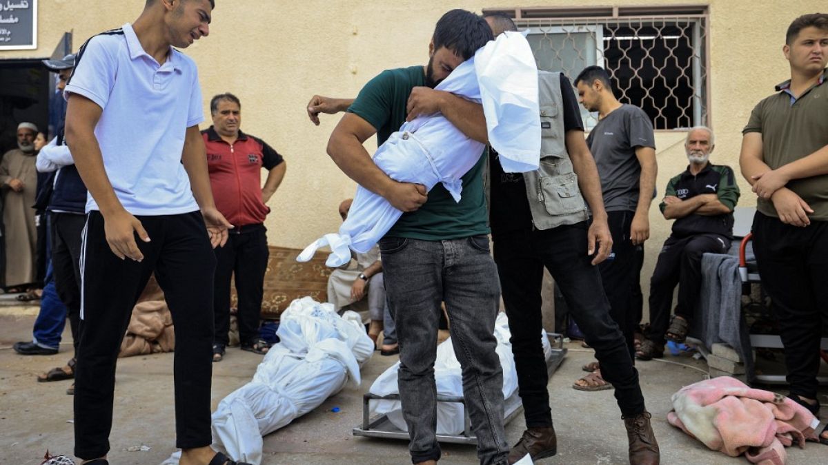 Un uomo piange la morte del suo bambino a Gaza