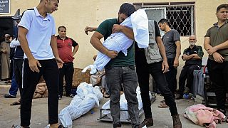 Un uomo piange la morte del suo bambino a Gaza