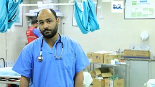 نور الدين الخطيب طبيب مقيم بقسم الطوارئ بالمجمع الطبي الناصر في خان يونس، غزة. الإثنين 23 تشرين الأول 2023.
