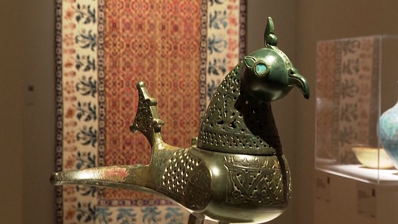 Quemador de incienso con forma de pájaro de bronce de Khurasan, Persia, siglo XII.