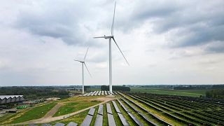  Парк със слънчеви панели и вятърни турбини се виждат в Гелдермалсен, Холандия. 