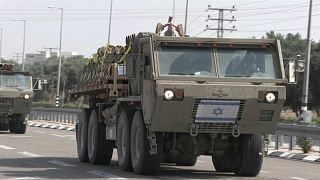 شاحنات إسرائيلية تقوم بنقل ذخائر مدفعية إلى جنوب البلاد بالقرب من قطاع غزة