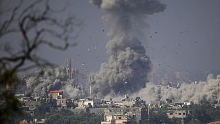 Rauch steigt nach einem israelischen Luftangriff im Gazastreifen auf, vom Süden Israels aus gesehen, Montag, 23. Oktober 2023 