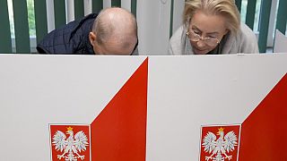 Dos ciudadanos polacos ejercen su derecho a voto en las elecciones legislativas que tuvieron lugar el pasado 15 de octubre.