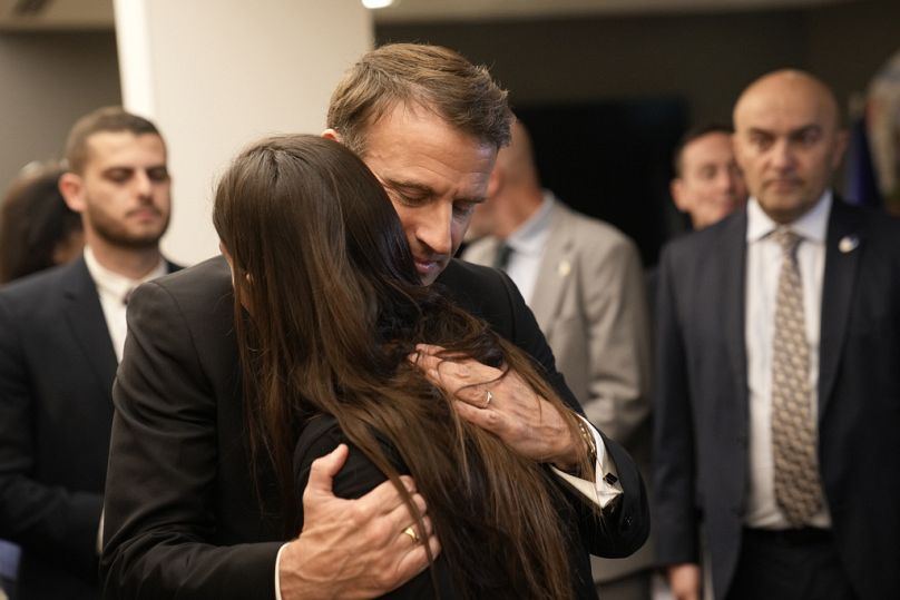 Emmanuel Macron abbraccia una cittadina franco-israeliana a Tel Aviv