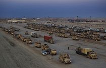 Irak'tan ayrılıp Kuveyt'e geçmek için bekleyen ABD askeri araçları (Nasiriye/Irak/ arşiv)