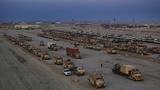 Irak'tan ayrılıp Kuveyt'e geçmek için bekleyen ABD askeri araçları (Nasiriye/Irak/ arşiv)