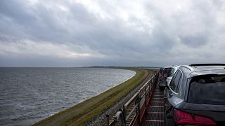 Ein Autozug der Deutschen Bahn fährt am Sonntag, 23\. Juli 2023, von Niebull aus über den Hindenburgdamm zur Nordseeinsel Sylt.