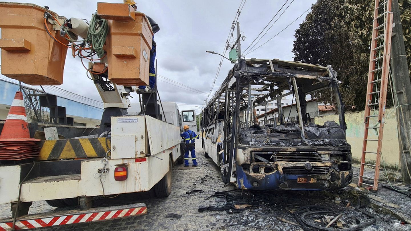 В Рио-де-Жанейро бандиты подожгли 35 автобусов и поезд