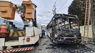 Um dos 37 autocarros queimados por um grupo de milícias no Rio de Janeiro, 23 de outubro de 2023