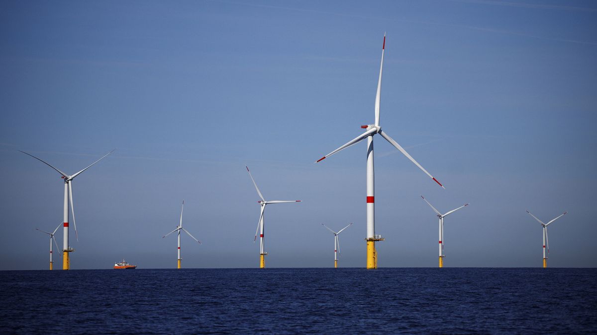 Turbine eoliche del parco eolico offshore di Saint-Nazaire, al largo della penisola di Guerande, nella Francia occidentale
