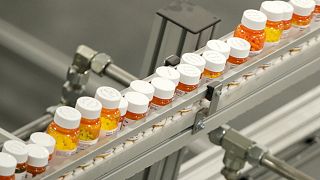 Лекарства на конвейере фармацевтического предприятия 