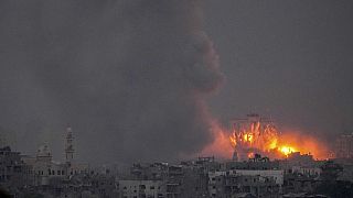 ARCHIVO - El humo y el fuego se elevan tras un ataque aéreo israelí en la Franja de Gaza, visto desde el sur de Israel, sábado 14 de octubre de 2023.