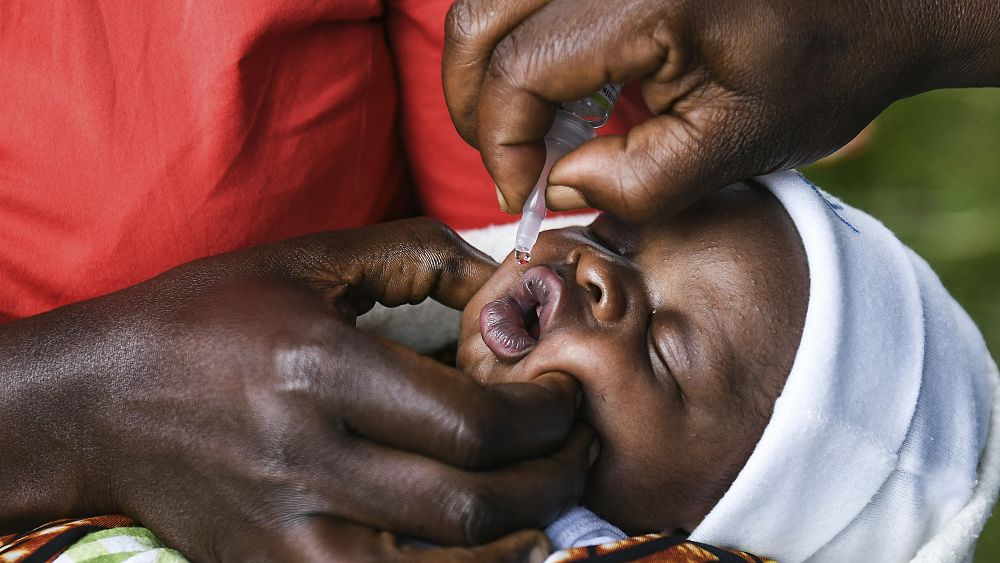 Бебе получава перорална полиомиелитна ваксина по време на кампанията за