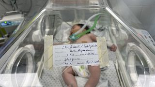 مكة أبو شمالة في حاضنة في مستشفى برفح في 23 أكتوبر 2023.