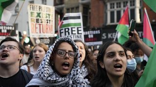 متظاهرون يصرخون خلال مظاهرة مؤيدة للفلسطينيين في لندن، الاثنين 9 أكتوبر 2023