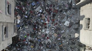 Des Palestiniens cherchent des survivants des bombardements israéliens sur la place du marché de Nuseirat, au centre de la bande de Gaza. 24 octobre 2023. 