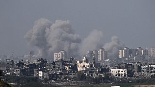 دخان يتصاعد خلال غارة جوية إسرائيلية على شمال قطاع غزة