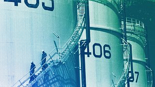  Двама служащи слизат от един от резервоарите в нефтена резервоарна плантация в Джебел Али, 40 километра южно от Дубай, ноември 2000 година 